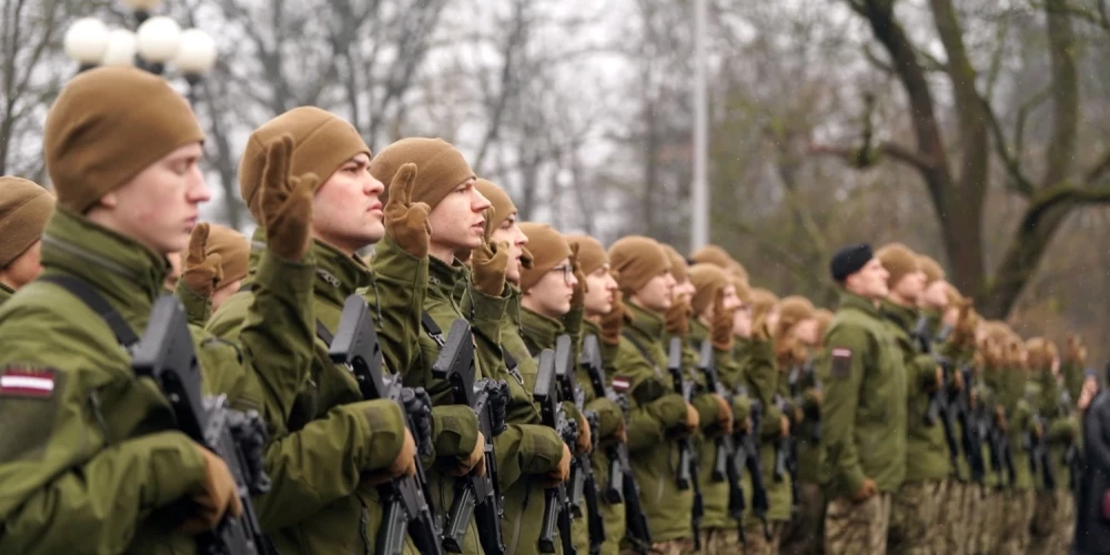 Pēc miera panākšanas Ukrainā Latvija aizvien gatava iesaistīties apmācībās, bet karavīrus sūtīt neplāno.