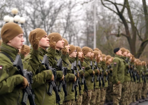 Pēc miera panākšanas Ukrainā Latvija aizvien gatava iesaistīties apmācībās, bet karavīrus sūtīt neplāno. 