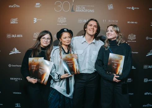 Svinīgā pasākumā paziņoti mūzikas ierakstu gada balvas "Zelta mikrofons" nominanti. 
