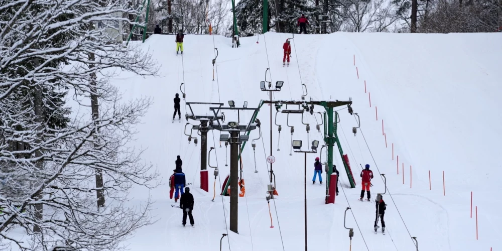 Svētku brīvdienās Latvijas slēpošanas trasēs bija liels apmeklētāju skaits. 