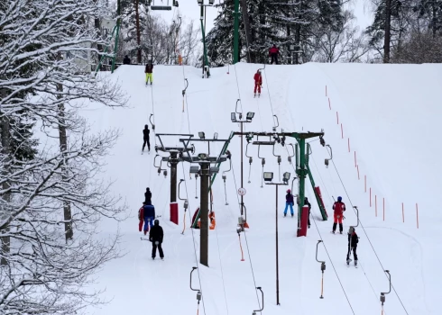 Svētku brīvdienās Latvijas slēpošanas trasēs bija liels apmeklētāju skaits. 