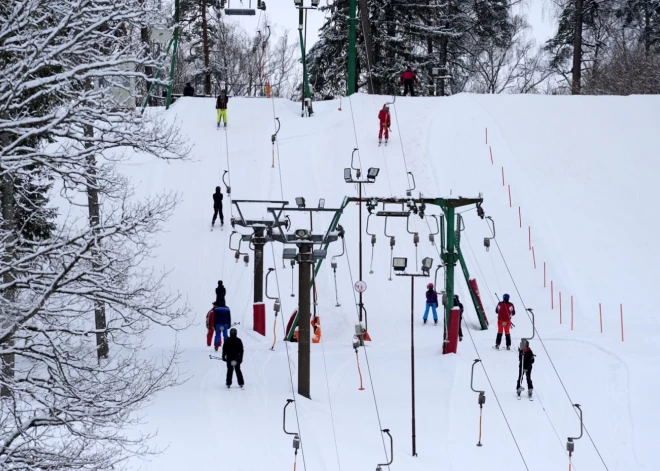 Svētku brīvdienās Latvijas slēpošanas trasēs bija liels apmeklētāju skaits