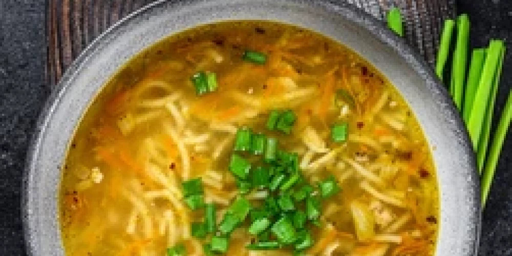 Makaronu zupa ar cīsiņiem