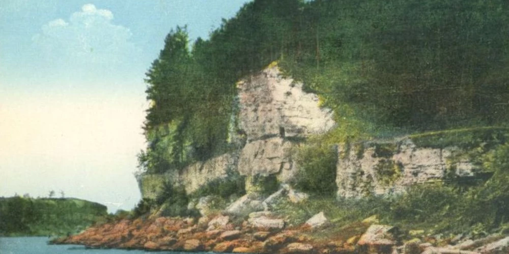 На берегу Даугавы Олинькалнс заканчивался очень крутым обрывом — скалой Андрея высотой около 20 метров.