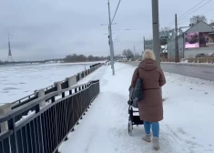 VIDEO: skaista, bet vai praktiska? Testējam, cik ērta ir jaunā Mūksalas promenāde mammām ar bērnu ratiņiem