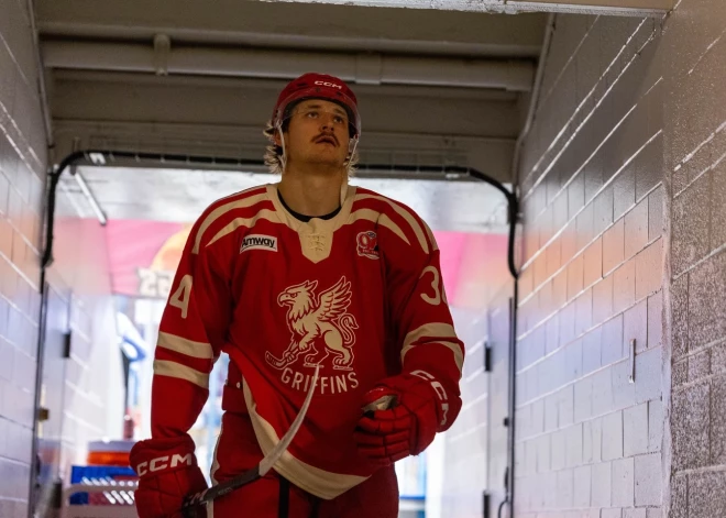 Eduardam Tralmakam piespēle uzvaras vārtos AHL