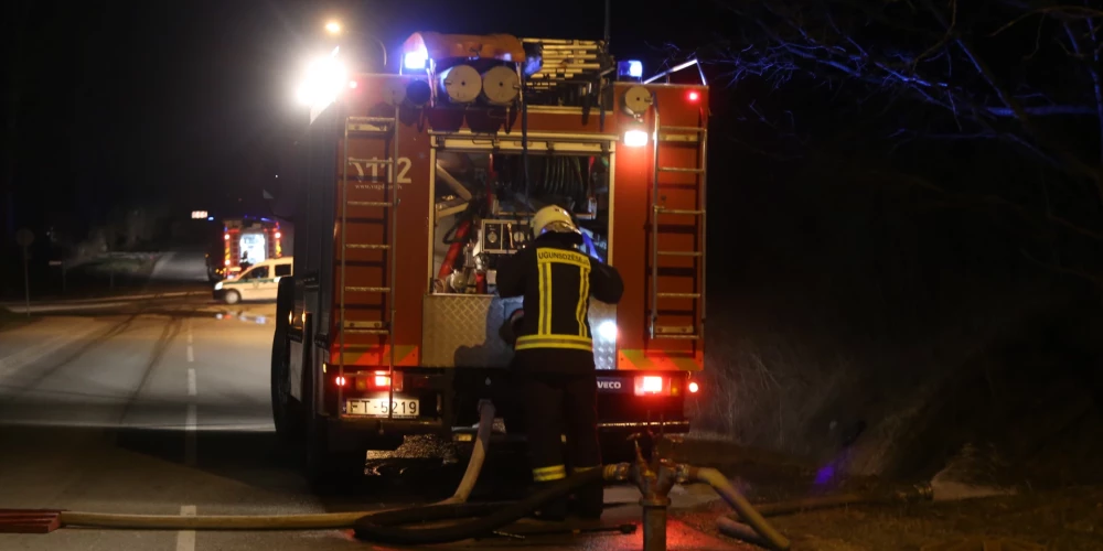 Valkas novadā nakts ugunsgrēkā gājuši bojā divi cilvēki.