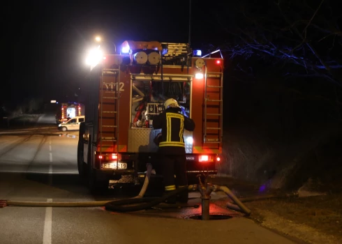 Valkas novadā nakts ugunsgrēkā gājuši bojā divi cilvēki.