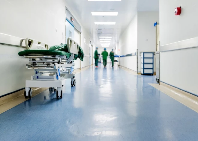 "Лежала, свернувшись калачиком от боли": детская больница отказалась оперировать девочку с переломом ключицы - срастется само