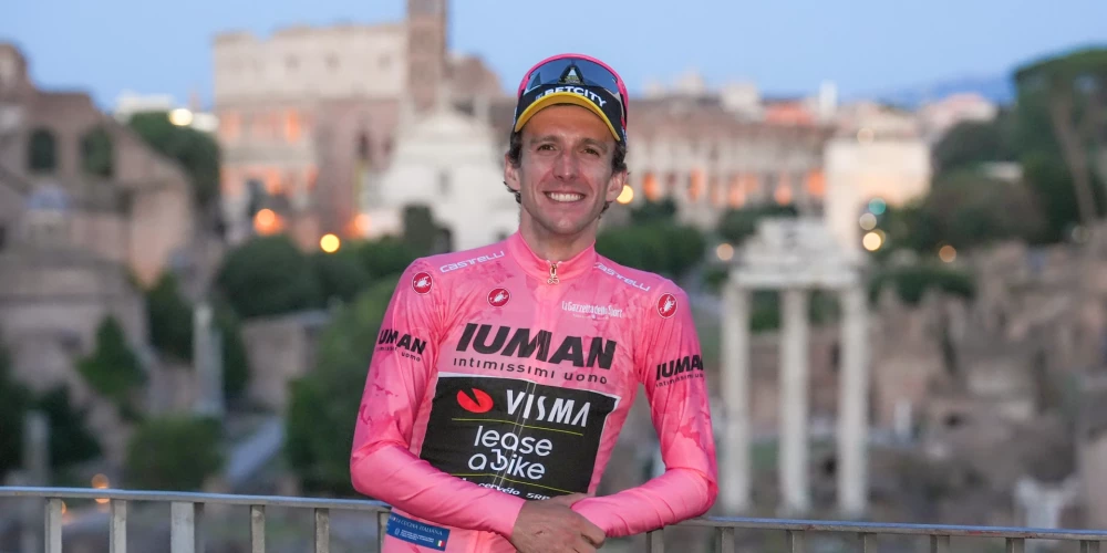 Simons Jeitss pēc triumfa pozē ar skatu uz Romas pilsētu. 