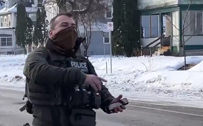 Spriežot pēc video, šis ir ICE aģents, kurš veica šāvienus. Pēc notikušā viņš pameta notikuma vietu, bet Tramps apgalvoja, ka viņš "ticis notriekts un atveseļojas slimnīcā". 