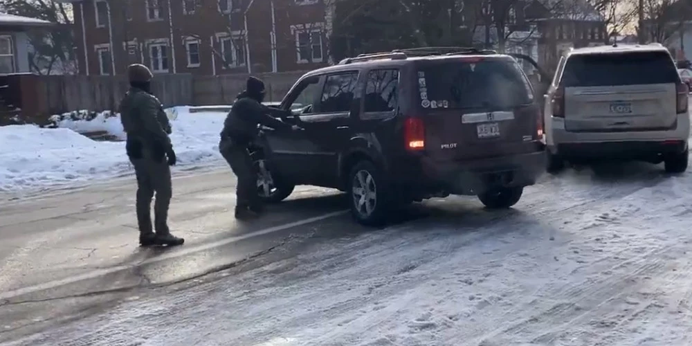 Viens no ICE aģentiem paraustīja vadītāja puses durvju rokturi, pēc kā sieviete mēģināja aizbraukt.