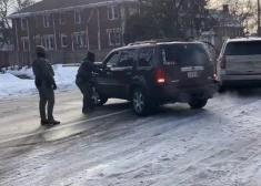 Viens no ICE aģentiem paraustīja vadītāja puses durvju rokturi, pēc kā sieviete mēģināja aizbraukt.