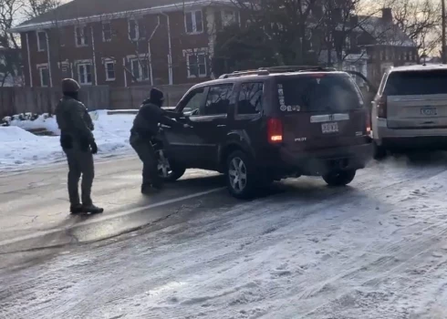 Viens no ICE aģentiem paraustīja vadītāja puses durvju rokturi, pēc kā sieviete mēģināja aizbraukt.