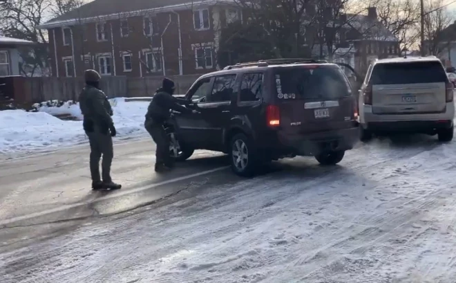 Viens no ICE aģentiem paraustīja vadītāja puses durvju rokturi, pēc kā sieviete mēģināja aizbraukt.