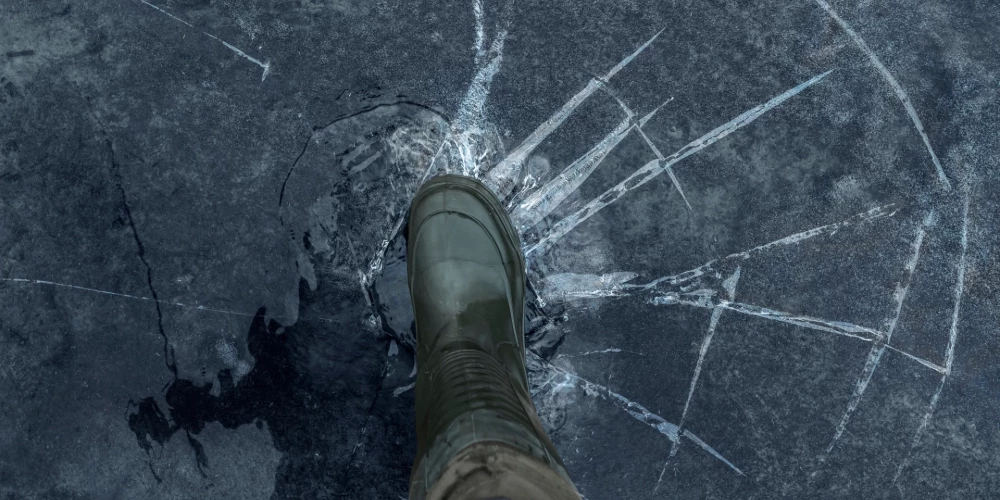 Kā norāda Valsts ugunsdzēsības un glābšanas dienests (VUGD), izsaukums trešdien tika saņemts uz Lazdonas pagastu, kur tika ziņots par kādu ezera ledū ielūzušu cilvēku.