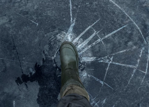 Kā norāda Valsts ugunsdzēsības un glābšanas dienests (VUGD), izsaukums trešdien tika saņemts uz Lazdonas pagastu, kur tika ziņots par kādu ezera ledū ielūzušu cilvēku.