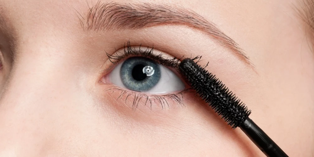 Ja gadās neveiksmīgi noķēpāt seju, īpaši krāsojot skropstas, nav nepieciešams visu grimu labot no jauna.