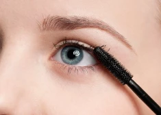 Vienkāršs triks, kas var glābt sievietes ikdienu: vizāžiste atklāj, kā izlabot izsmērētu skropstu tušu