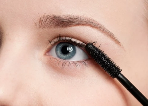 Ja gadās neveiksmīgi noķēpāt seju, īpaši krāsojot skropstas, nav nepieciešams visu grimu labot no jauna.