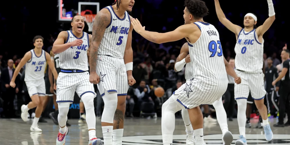 Komandas biedri sveic Paolo Bankero.