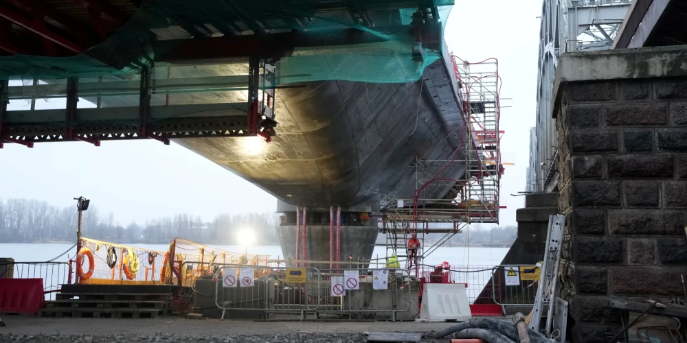 Недостроенный мост будет торчать в Даугаве еще очень долго.