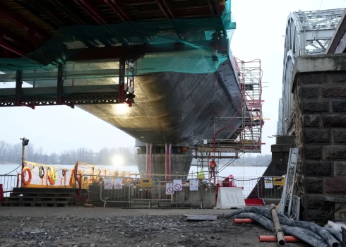 Недостроенный мост будет торчать в Даугаве еще очень долго.