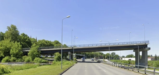 Еще один рижский мост в никуда находится в Пардаугаве, на улице Даугавгривас.