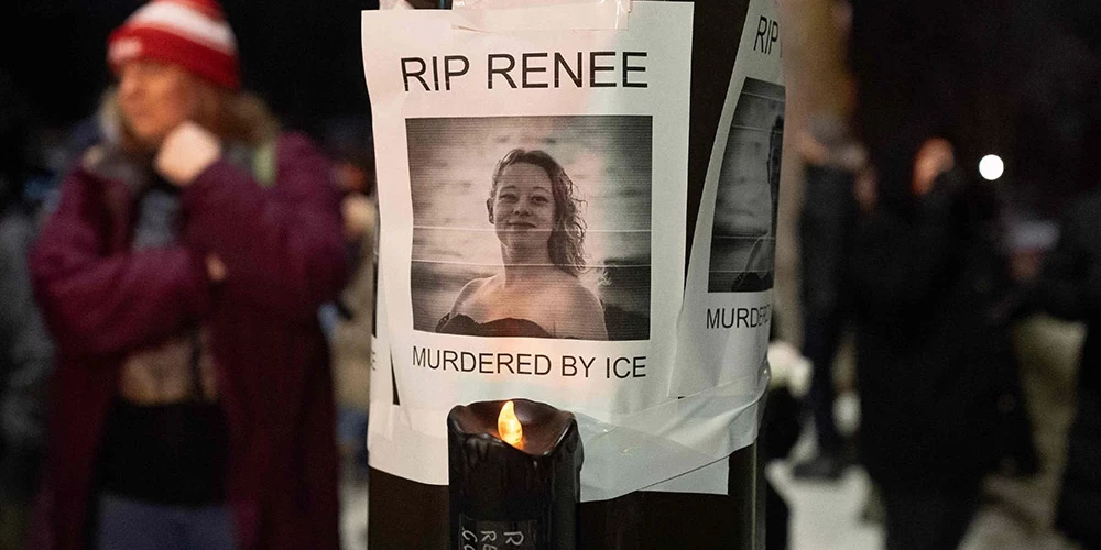 Piemiņas plakāts, kas veltīts 37 gadus vecajai Renē Nikolai Gudai, kuru nogalināja ICE aģents.