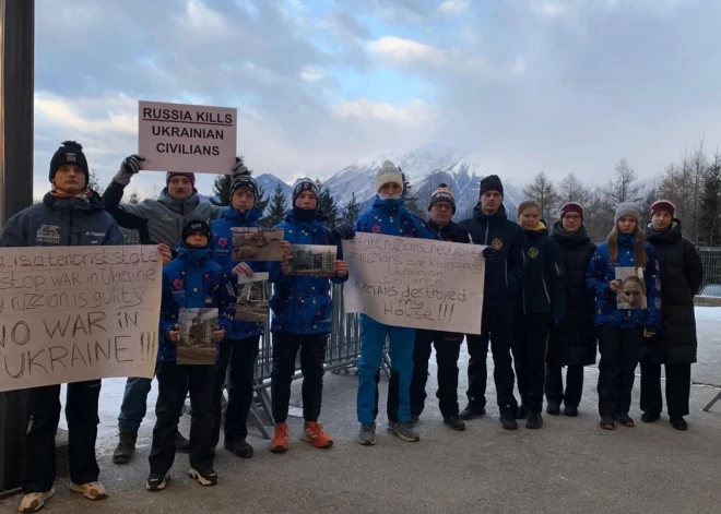 VIDEO: Latvijas skeletonisti protestē pret krievu dalību sacensībās, IBSF draud un raksta sūdzību