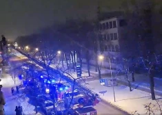 VIDEO: naktī uz ceturtdienu Pērnavas ielā izcēlās ugunsgrēks - no nama tika evakuēti seši cilvēki