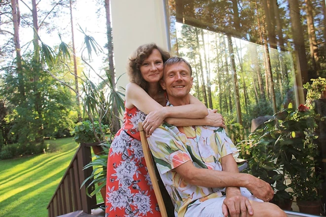 Aidis Tomsons ar sievu.