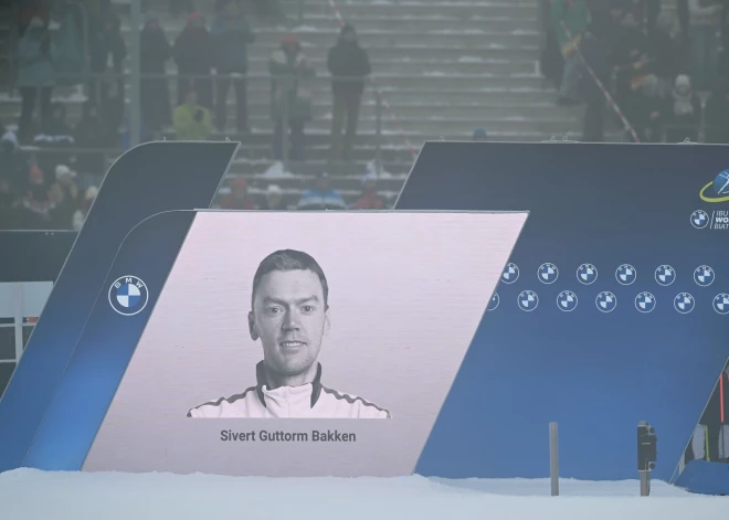 VIDEO: sacensības biatlonā sākas ar piemiņas brīdi pēkšņi mirušajam norvēģu biatlonistam