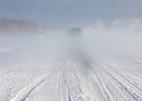 Piektdien ass vējš putinās sniegu. 