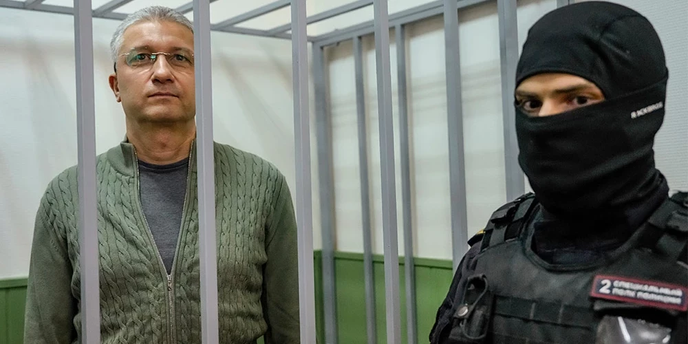 Būdams aizsardzības ministra vietnieks Timurs Ivanovs no 2016. līdz 2024. gadam, viņš pārraudzīja militāro būvniecību, vienlaikus uzkrājot nekustamo īpašumu un automašīnu kolekciju, kas saniknoja pat Maskavas iekšējās aprindas.