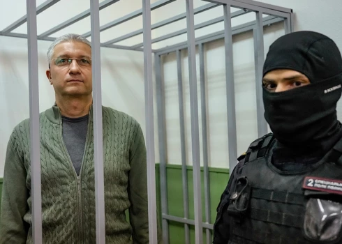 Būdams aizsardzības ministra vietnieks Timurs Ivanovs no 2016. līdz 2024. gadam, viņš pārraudzīja militāro būvniecību, vienlaikus uzkrājot nekustamo īpašumu un automašīnu kolekciju, kas saniknoja pat Maskavas iekšējās aprindas.