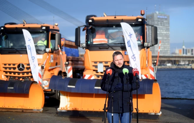 Директор Департамента городской среды и мобильности Рижского самоуправления Кристап Каулиньш участвует в пресс-конференции, на которой информирует о техническом обеспечении этого зимнего сезона, обязательных правилах и других актуальных вопросах. 