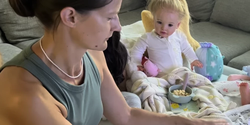 Džīna ar savām lellēm.