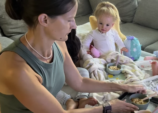 40 gadus veca leļļu mamma ar saviem mājas video satricina internetu - cilvēki sauc viņu par jukušu, taču sievietei ir argumenti