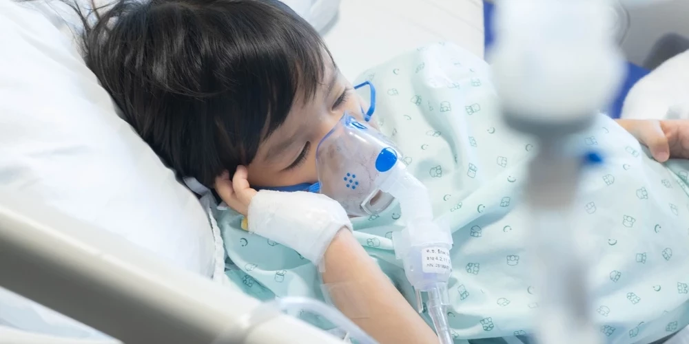 Врачи отмечают, что нынешний штамм является новым для иммунной системы, что значительно повышает риск тяжелого течения болезни.