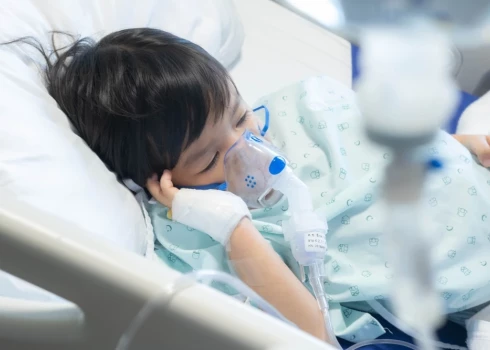 Врачи отмечают, что нынешний штамм является новым для иммунной системы, что значительно повышает риск тяжелого течения болезни.