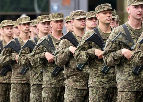 Aizsardzības ministrija aicina 18–27 gadus vecus Latvijas pilsoņus līdz 14. janvārim brīvprātīgi pieteikties valsts aizsardzības dienestam 2026. gada jūlija iesaukumam.
