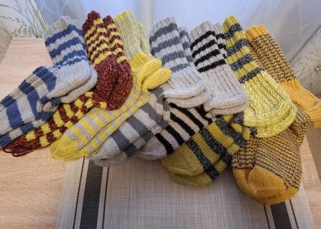 Подарок, который греет и ноги, и сердце: жительница Даугавпилса поблагодарила пожарных за их труд