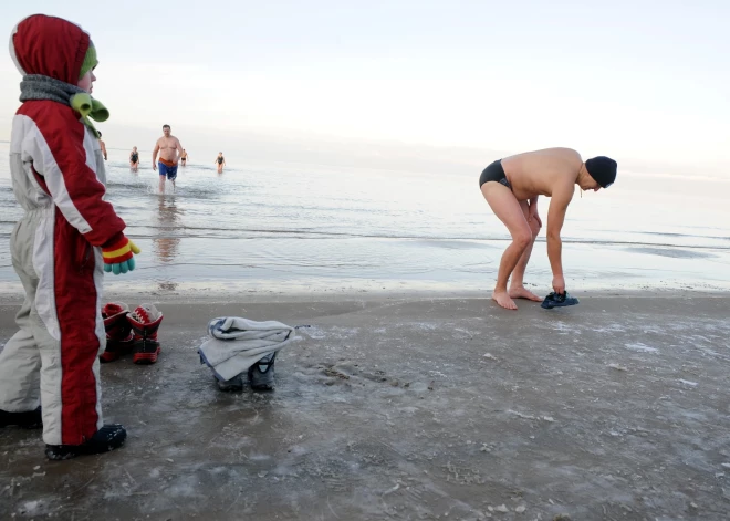 Priecīga ziņa "roņiem": laba ūdens kvalitāte ziemas peldētāju iecienītajās Rīgas peldvietās