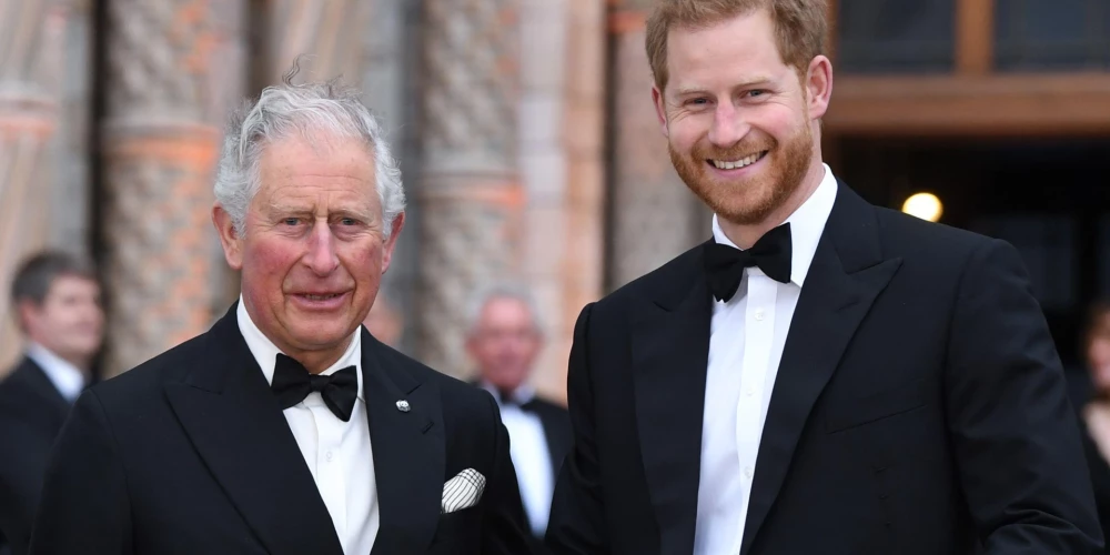 Karalis Čārlzs (tolaik Velsas princis) ar jaunāko dēlu princi Hariju 2019. gadā.