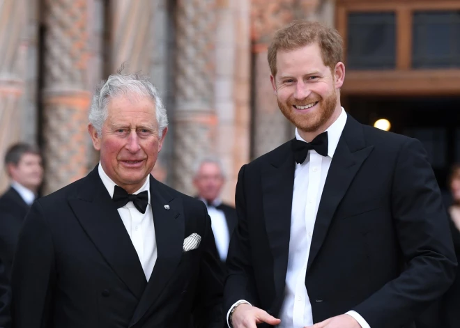 Karalim Čārlzam ir stratēģisks plāns, kā "palikt tālu" no prinča Harija, kad viņš ieradīsies Lielbritānijā