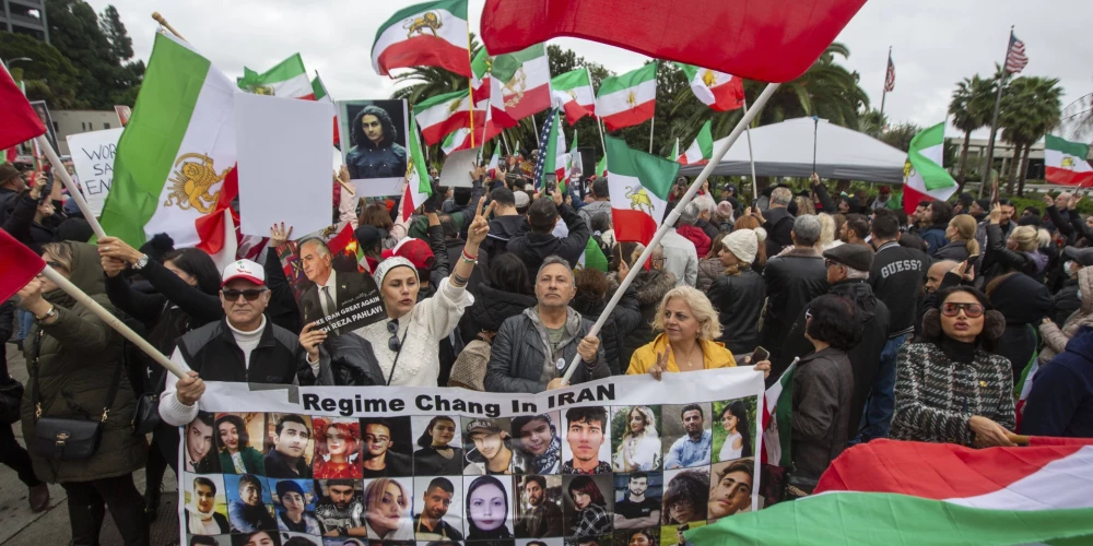 Daudzviet pasaulē notiek demonstrācijas ar bijušā šaha Irānas karogiem, aicinot mainīt ajatollu režīmu, kas Irānā valda kopš 1979. gada