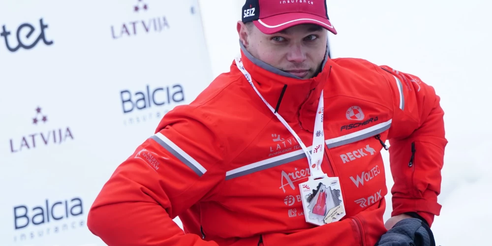 Parabobslejists Arturs Klots ar iegūto pirmo vietu Pasaules kausa posmā parabobslejā. 2023. gada decembris.