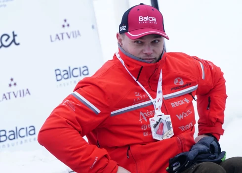 Parabobslejists Arturs Klots ar iegūto pirmo vietu Pasaules kausa posmā parabobslejā. 2023. gada decembris.