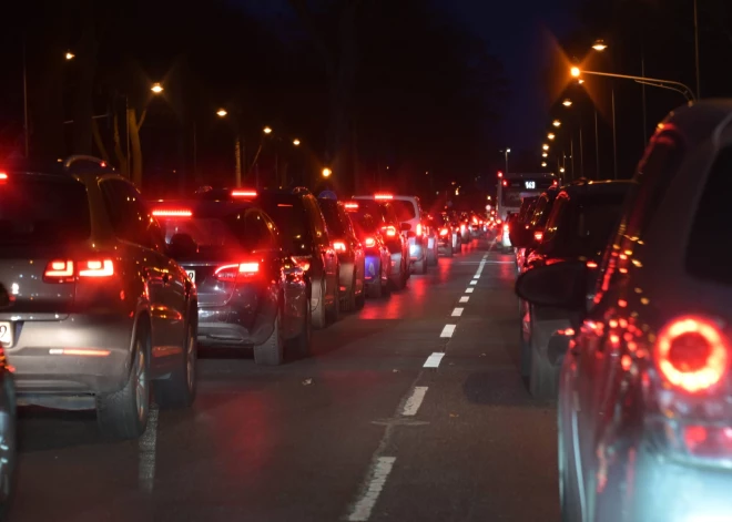 Rīgā izveidojies milzīgs sastrēgums Teikas apkaimē, kavējot satiksmi uz centru